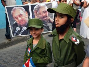 “Yo soy Fidel”, fue una consigna asumida por el pueblo cuando el Comandante desapareció físicamente. En la imagen, niños camagüeyanos participan en el desfile pioneril martiano en homenaje al Apóstol cubano José Martí, en el aniversario 164 de su natalicio, y en recordación al líder histórico de la Revolución cubana, Fidel Castro, el 28 de enero de 2017. Foto: Rodolfo Blanco/ ACN. “Yo soy Fidel”, fue una consigna asumida por el pueblo cuando el Comandante desapareció físicamente. En la imagen, niños camagüeyanos participan en el desfile pioneril martiano en homenaje al Apóstol cubano José Martí, en el aniversario 164 de su natalicio, y en recordación al líder histórico de la Revolución cubana, Fidel Castro, el 28 de enero de 2017. Foto: Rodolfo Blanco/ ACN.