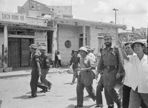 Fidel Castro visita la ciudad de Dong Ha devastada por la guerra, que luego sería reconstruida. Foto: VNA. Fidel Castro visita la ciudad de Dong Ha devastada por la guerra, que luego sería reconstruida. Foto: VNA.
