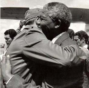 Fidel Castro recibe al líder sudafricano Nelson Mandela en el Aeropuerto Internacional José Martí, en ocasión de su primera visita a Cuba tras su liberación de las cárceles del régimen racista sudafricano del Apartheid, 25 de julio de 1991. Foto: Pedro Beruvides Fidel Castro recibe al líder sudafricano Nelson Mandela en el Aeropuerto Internacional José Martí, en ocasión de su primera visita a Cuba tras su liberación de las cárceles del régimen racista sudafricano del Apartheid, 25 de julio de 1991. Foto: Pedro Beruvides