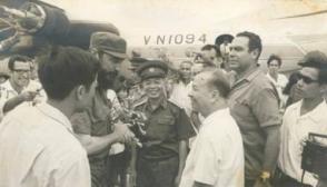 Fidel llega al aeropuerto de Hanói tras su visita al sur vietnamita.