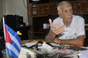 Emocionado, el general de brigada(r) apoya su relato en numerosas fotos que recogen sus vivencias junto a Fidel durante más de 40 años. Foto: José Raúl Rodríguez Robleda