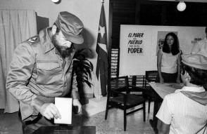 El Presidente Fidel Castro Ruz ejerce su derecho al voto en el colegio electoral No.76 de la circunscripción 13. La Habana, Cuba. Foto: Sitio Fidel Soldado de las Ideas