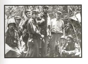 En la Sierra Maestra con un grupo de combatientes rebeldes, entre ellos, Raúl Castro, Juan Almeida, Ernesto Che Guevara, Guillermo García, Crescencio Pérez, y Universo Sánchez, 1957. En la Sierra Maestra con un grupo de combatientes rebeldes, entre ellos, Raúl Castro, Juan Almeida, Ernesto Che Guevara, Guillermo García, Crescencio Pérez, y Universo Sánchez, 1957.
