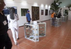 En la sala K-5, de la Feria Internacional del Libro, resguardados en urnas de cristal, los libros que Fidel leyó en el Presidio Modelo y en el exilio. Foto: Ladyrene Pérez/ Cubadebate.