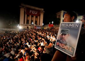 Una niña con una imagen de Fidel Castro  1926-2016   participa en una velada conmemorativa por el segundo aniversario del fallecimiento del lider historico de la Revolucion cubana en la escalinata de la Universidad de La Habana Cuba. EFE Ernesto Mastrascusa / EFE