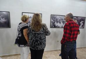 Las máximas autoridades del Partido y el Gobierno en Sancti Spíritus estuvieron presentes en la inauguración de la exposición. (Foto: Cultura espirituana) Las máximas autoridades del Partido y el Gobierno en Sancti Spíritus estuvieron presentes en la inauguración de la exposición. (Foto: Cultura espirituana)