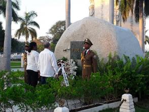 En nombre del pueblo de Cuba, Lázaro Expósito y Beatriz Johnson, rindieron el primer homenaje al Comandante en Jefe. Foto: Eduardo Palomares