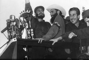 Fidel pronuncia discurso desde el Palacio Presidencial en el que se reúnen un millón de personas para respaldar la justicia revolucionaria en la llamada “Operación Verdad”.