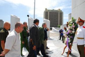 Fidel rinde tributo al Héroe Nacional, en el memorial José Martí de la capital cubana, el 26 de julio de 2010. Foto: Estudios Revolución