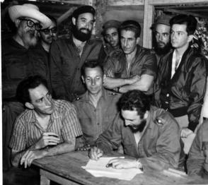 El Comandante en Jefe Fidel Castro firma la Ley de Reforma Agraria en la Comandancia de La Plata. El Comandante en Jefe Fidel Castro firma la Ley de Reforma Agraria en la Comandancia de La Plata.