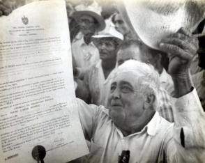 Campesino cubano recibe propiedad de sus tierras gracias a la Reforma Agraria Foto: Archivo