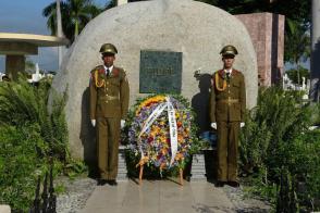 Two floral wreaths from Raúl and Díaz-Canel were placed before the monumental boulder that holds the ashes of Comandante en Jefe Fidel Castro Ruz, on the occasion of Fathers Day. Photo: Eduardo Palomares Two floral wreaths from Raúl and Díaz-Canel were placed before the monumental boulder that holds the ashes of Comandante en Jefe Fidel Castro Ruz, on the occasion of Fathers Day. Photo: Eduardo Palomares