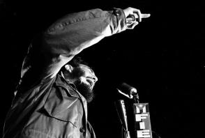 Fidel Castro en la Universidad de La Habana en homenaje a los estudiantes de medicina asesinados por el colonialismo español en 1871, el 27 de noviembre de 1960. Foto : Liborio Noval Fidel Castro en la Universidad de La Habana en homenaje a los estudiantes de medicina asesinados por el colonialismo español en 1871, el 27 de noviembre de 1960. Foto : Liborio Noval