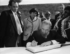 Fidel firma el libro de visitantes de la prisión de Robben Island, Sudáfrica, donde estuvo encarcelado Nelson Mandela. Foto: Juvenal Balán