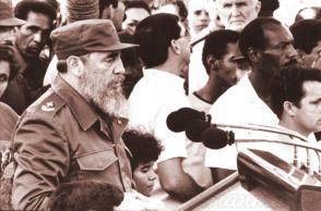 El Comandante en Jefe Fidel Castro despidió el duelo del combatiente Rolando Pérez Quintosa, el 17 de febrero de 1992. Foto: Liborio Noval El Comandante en Jefe Fidel Castro despidió el duelo del combatiente Rolando Pérez Quintosa, el 17 de febrero de 1992. Foto: Liborio Noval