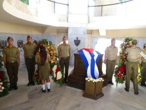 A Martí, artífice hace 127 años del reinicio de las luchas independentistas se rindió tributo en su mausoleo, este 24 de febrero. Foto: Eduardo Palomares