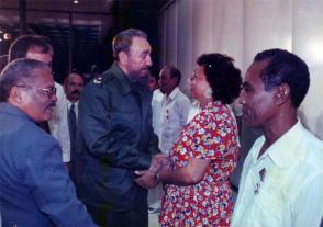 Enma cuando dialoga con Fidel, en 1998. A la izquierda, en primer plano, Pedro Ross Leal, entonces Secretario General de la Central de Trabajadores de Cuba. Foto: Cortesía de la entrevistada