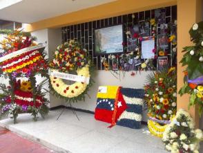 Flores en la Embajada de Cuba en Venezuela en homenaje a Fidel. Foto: del autor 