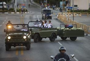 Miles de personas despidieron los restos de Fidel que salieron en caravana desde la Plaza de la Revolución Antonio Maceo hasta el cementerio Santa Ifigenia. Foto: Irene Pérez/ Cubadebate.