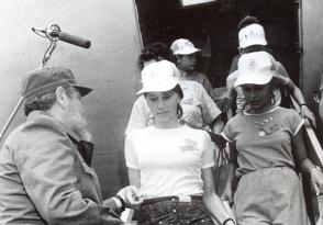 Fidel recibiendo a niños de Chernóbil. Foto: Orlando Cardona/ Archivo de Granma.