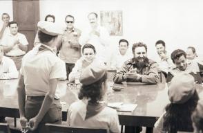 Fidel y Raúl con pioneros en el Comité Central donde celebran por primera vez el Día de los Niños en Cuba, 6 de julio de 1973. Foto: Centro Fidel Castro Ruz/ Sitio Fidel Soldado de las Ideas Fidel y Raúl con pioneros en el Comité Central donde celebran por primera vez el Día de los Niños en Cuba, 6 de julio de 1973. Foto: Centro Fidel Castro Ruz/ Sitio Fidel Soldado de las Ideas
