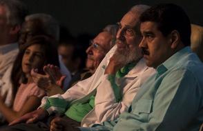 Fidel junto a su hermano Raúl y Nicolás Maduro en la gala de celebración de su 90 cumpleaños. Foto: Ismael Francisco/ Cubadebate Fidel junto a su hermano Raúl y Nicolás Maduro en la gala de celebración de su 90 cumpleaños. Foto: Ismael Francisco/ Cubadebate
