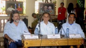 Abel Prieto Jiménez (I), Ministro de Cultura, Alí Rodríguez Araque (C), embajador de Venzuela en Cuba, y Adán Chavez Frias, hermano del Comandante Hugo Chávez Frías, participan en el Conversatorio “Fidel y Chávez: Los Mejores Amigos”, en la sede del Instituto Cubano de Amistad con los Pueblos (ICAP), en La Habana, el 11 de agosto de 2016. Foto: Oriol de la Cruz ATENCIO/ ACN