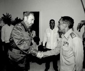 El líder de la Revolución Cubana Fidel Castro junto a Arnaldo Tamayo. Foto: Cortesía del autor. El líder de la Revolución Cubana Fidel Castro junto a Arnaldo Tamayo. Foto: Cortesía del autor.
