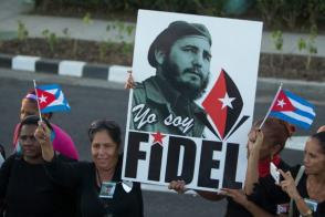 Pueblo cubano homenajea a Fidel Castro durante el paso de la Caravana de la Libertad que transporta sus cenizas