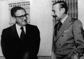 Der ehemalige Außenminister der USA Henry Kissinger und der argentinische Diktator Jorge Rafael Videla, sind für den Tod von Tausenden von Menschen verantwortlich Photo: El Diario