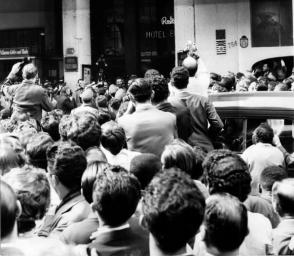 l público y los periodistas aguardan a que Fidel salga del hotel Excélsior, donde se encuentra alojado en Rìo de Janeiro, para verlo. Ofrece allí improvisada Conferencia de Prensa, 29 de abril de 1959. Foto: Sitio Fidel Soldado de las Ideas / Archivo
