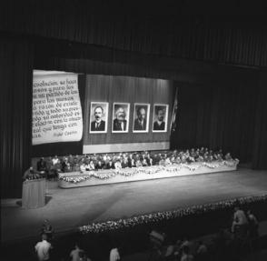 Fidel présentant les membres du Comité central du Parti communiste de Cuba, le 3 octobre 1965. Photo: Jorge Oller Fidel présentant les membres du Comité central du Parti communiste de Cuba, le 3 octobre 1965. Photo: Jorge Oller
