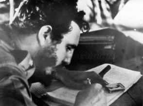 Fidel che firma la Legge di Riforma Agraria il 17 maggio del 1959. Photo: Archiv