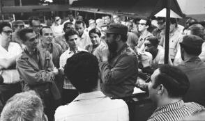 Fidel en los talleres de las cajas y los linotipos del periódico Granma con Jorge Enrique Mendoza, su entonces director, el 10 de junio de 1970. Foto: Valiente, Jorge