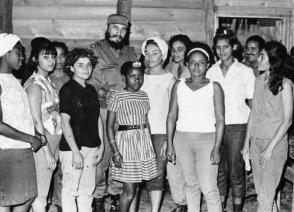 Fidel Castro con muchachas adolescentes en La Mota, en la Sierra Maestra. Foto: ALBERTO KORDA Fidel Castro con muchachas adolescentes en La Mota, en la Sierra Maestra. Foto: ALBERTO KORDA