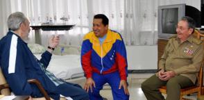 Fidel y Raúl estuvieron siempre muy pendientes de la salud de Chávez. Foto: Estudios Revolución 