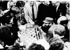 Fidel conversa con el mexicano Filiberto Terrazas y Robert Fischer (ambos a la izquierda), durante la Olimpiada Mundial de Ajedrez, en La Habana, en 1966. Foto: Liborio Noval 