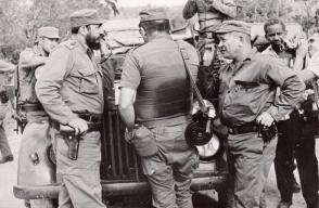 Fidel en Maisí junto a otros combatientes, entre ellos el Comandante de la Revolución, Guillermo García, durante la operación contra los mercenarios. Foto: Archivo de Granma