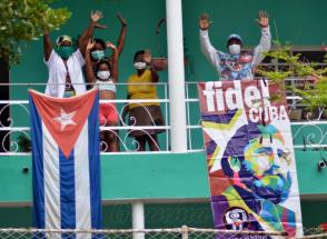 De balcón en balcón, de ventana en ventana, de bandera en bandera, le cantamos un poco a Cuba, que es como decir a nosotros mismos. Foto: Ricardo López Hevia De balcón en balcón, de ventana en ventana, de bandera en bandera, le cantamos un poco a Cuba, que es como decir a nosotros mismos. Foto: Ricardo López Hevia