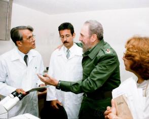 Fidel Casto no Centro Nacional de Genética Médica, junto ao dr. Juan C. Dupuy Núñez, coordenador fundador do Contingente Médico Internacional para o enfrentamento a desastres e graves epidemias Henry Reeve. Foto: Arquivo do Granma Fidel Casto no Centro Nacional de Genética Médica, junto ao dr. Juan C. Dupuy Núñez, coordenador fundador do Contingente Médico Internacional para o enfrentamento a desastres e graves epidemias Henry Reeve. Foto: Arquivo do Granma