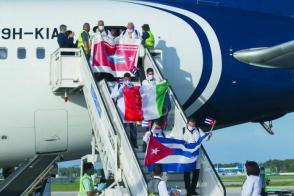 Con la misión cumplida, nuestros médicos vuelven a la patria. Foto: Ismael Francisco/Cubadebate