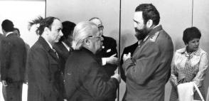 Fidel junto a Nicolás Guillén, Alfredo Guevara y Alejo Carpentier, en el II Congreso de la Uneac. Foto: Mario Ferrer Fidel junto a Nicolás Guillén, Alfredo Guevara y Alejo Carpentier, en el II Congreso de la Uneac. Foto: Mario Ferrer
