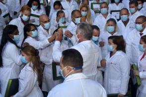 El Presidente de la República, Miguel Díaz-Canel Bermúdez, resaltó el cumplimiento exitoso de las misiones protagonizadas por los profesionales de la Salud Pública cubana en Kuwait y en Togo durante el enfrentamiento al nuevo coronavirus en esos países Foto: Estudios Revolución El Presidente de la República, Miguel Díaz-Canel Bermúdez, resaltó el cumplimiento exitoso de las misiones protagonizadas por los profesionales de la Salud Pública cubana en Kuwait y en Togo durante el enfrentamiento al nuevo coronavirus en esos países Foto: Estudios Revolución