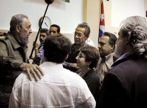 Fidel junto a artistas e intelectuales. Foto: Ahmed Velázquez