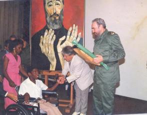 Fidel, junto a Guayasamín, entrega un reconocimiento a Jesús Zamora. Foto: Cortesía del entrevistado Fidel, junto a Guayasamín, entrega un reconocimiento a Jesús Zamora. Foto: Cortesía del entrevistado