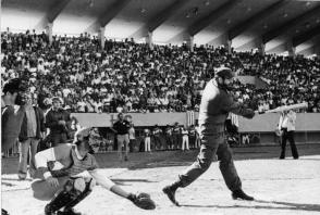 Fidel en la inauguraciòn del Estadio Victoria de Giròn, Matanzas. Foto:Ernesto Calderìn, 20 de febrero de 1977. Actividades Diversas 1977. El Comandante en la inauguración del estadio Victoria de Girón, de Matanzas. Foto: Ernesto Calderín