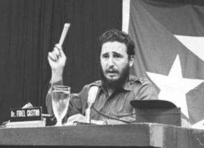 Fidel Castro comparece por CMBF-Televisión Revolución en respuesta al discurso del Presidente de Estados Unidos John F. Kennedy, relacionado con la situación de los misiles soviéticos existentes en territorio cubano, 23 de octubre de 1962.