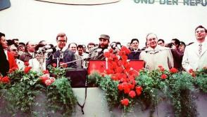El Comandante en Jefe Fidel Castro durante un acto popular en la Plaza “Ernest Thaelman”, Rostock, durante su visita oficial a la República Democrática de Alemania (RDA), 17 de junio de 1972. Foto: Estudios Revolución