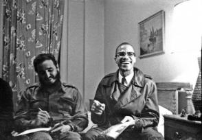 Fidel Castro sonríe en compañía de Malcom X, activista estadounidense y defensor de los derechos de los afroamericanos, Hotel Theresa, Nueva York, 1960 (tenía 34 años). Foto: Reuters. Fidel Castro sonríe en compañía de Malcom X, activista estadounidense y defensor de los derechos de los afroamericanos, Hotel Theresa, Nueva York, 1960 (tenía 34 años). Foto: Reuters.