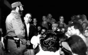 Fidel Castro reunido con pobladores de La Yaya, el sábado 19 de febrero de 1972. Una década después Villa Clara produjo 49 500 000 litros de leche, y La Vitrina estuvo entre las entidades cumplidoras. Fidel Castro reunido con pobladores de La Yaya, el sábado 19 de febrero de 1972. Una década después Villa Clara produjo 49 500 000 litros de leche, y La Vitrina estuvo entre las entidades cumplidoras.